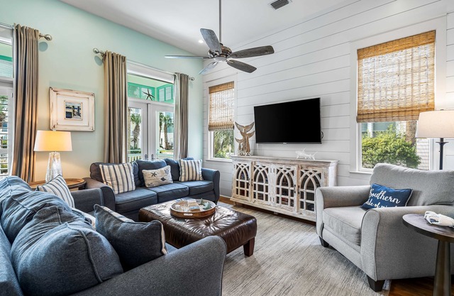 RARE One-Story Cottage*Steps to Frangista Beach!