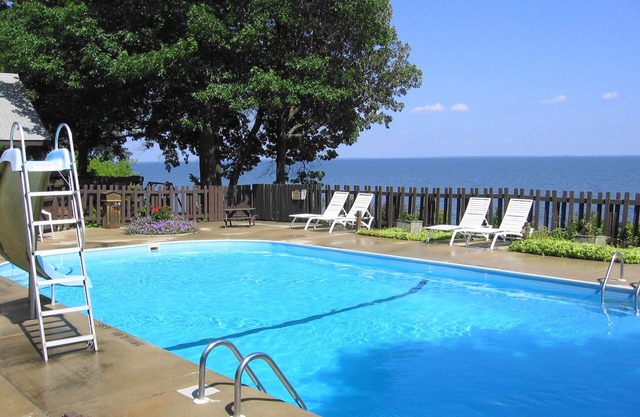 August 9-16 Charming 2-BRM resort cabin- Heated Pool, Beach, Lake Toys &Fishing