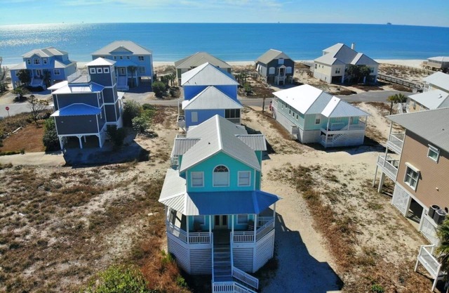 Adorable w/ Views! Tennis/Pickleball/Pools