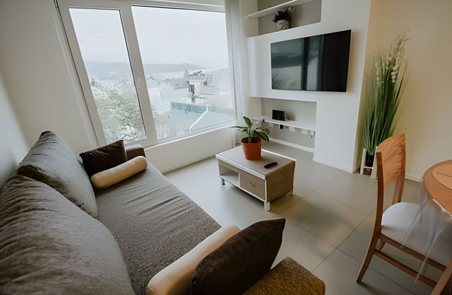 Aunaisin- Amazing centrally located apartment with unique view