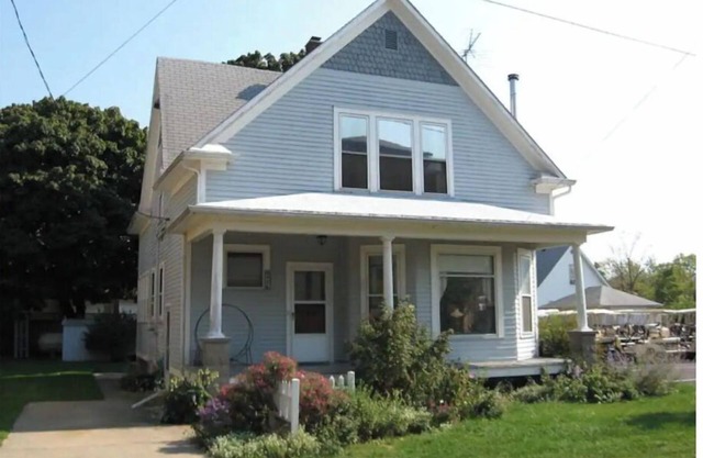 Aunt Janes 2: Large House in Downtown Put in Bay!