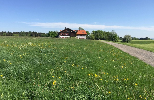 Aussiedlerhof entouré de prairies et de forêts, mobilier ancien de bon goût