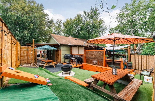 Austin 1BR Downtown Escape w BBQ Games and Fireplace