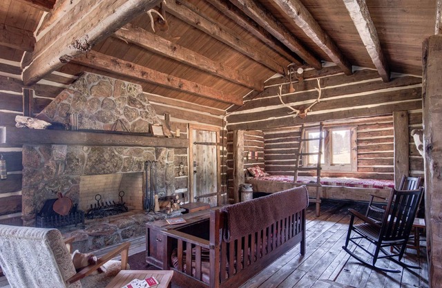 Cabine authentique des années 1800 sur un magnifique ranch de 400 acres et plus