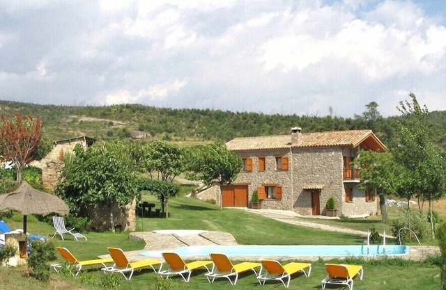 Une grande piscine, grand jardin, terrasse, barbecue, belle vue et une grande maison de vacances!