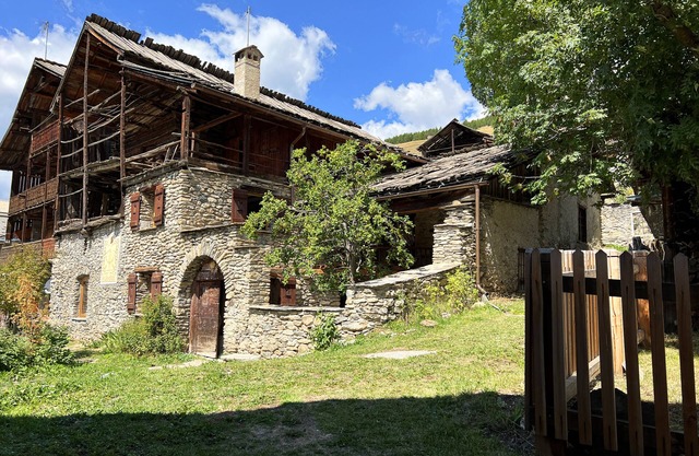 Chalet authentique rénové et tout confort dans le Queyras, avec jardin et patio