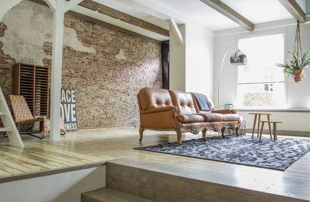 authentique maison restaurée avec un design d'aile sur la mer des Wadden, Holwerd