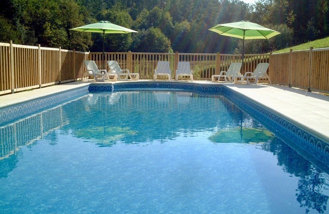 Authentique petite maison périgourdine avec piscine au sel, aux portes de SARLAT
