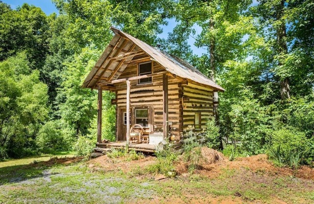 Authentic Log Cabin at Kaluna Farm Retreat