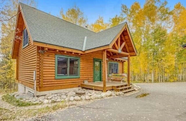 Authentic log cabin, large yard, private HT