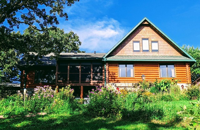 Happy Days Log Home and garden on Fountain Lake. Toys for all!