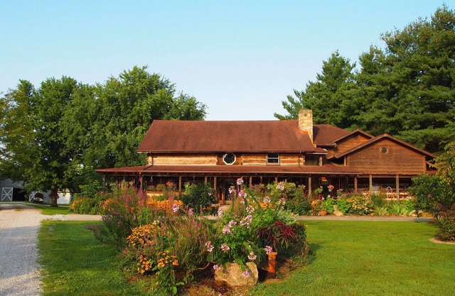 5 maisons de bois restaurées avec élégance, remplies d’œuvres d’art et de loisirs. Totalement unique!