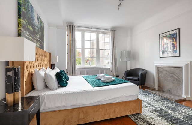 **Authentic & Spacious 5 Bed Apartment/Hyde Park**
