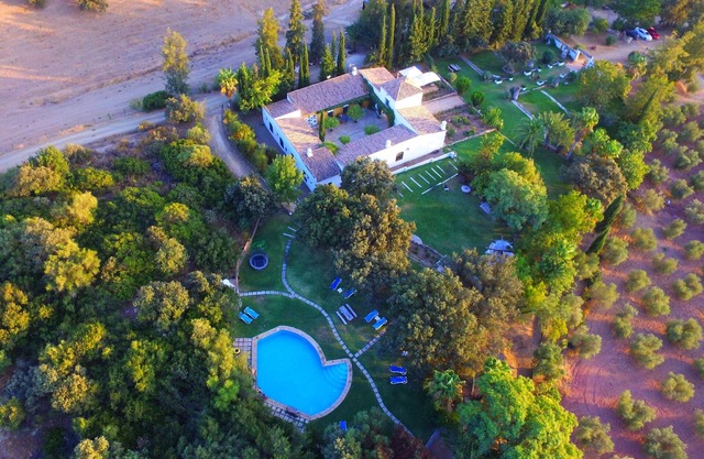 maison royale espagnole authentique avec jardin et belle piscine