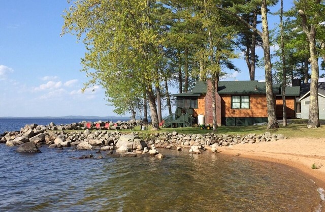 Authentique avec des équipements de luxe avec 250 pieds de façade privée de sable sur Sebago
