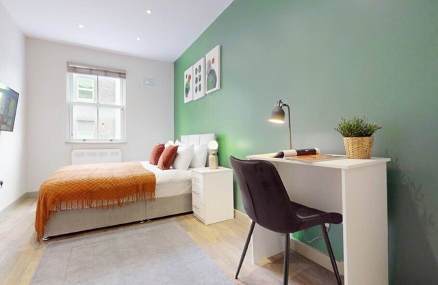 Autumn Comfort: Friendly Studios Near Battersea
