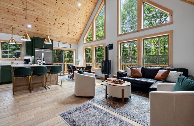 4BR/2BA Riverwood Cabin 20mins to N Conway