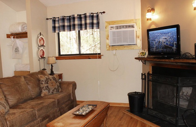 Autumn Ridge - Comfortable Studio Cottage in the Woods
