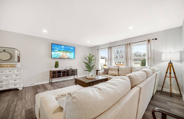AVAIL 6/30- 4 Bed/2 bath remodel Great Neighborhood