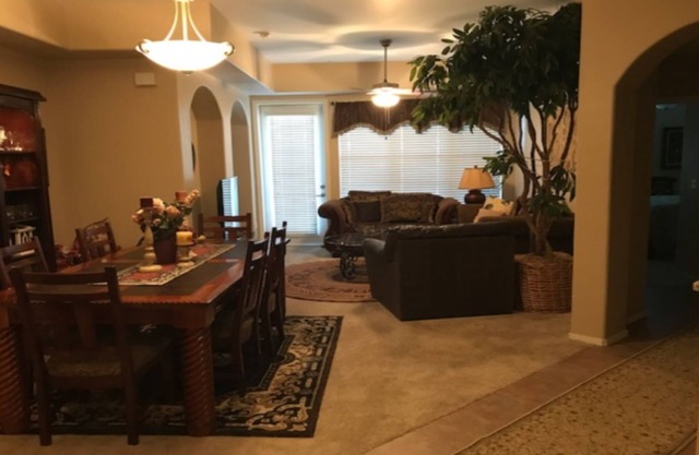 Grand et magnifiquement meublé W / 1309 SQ. FT.! 2 CHAMBRES + DEN W / SOFA COUCHETTE.