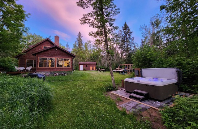 Available this weekend-Hot Tub, WIFI, King Beds