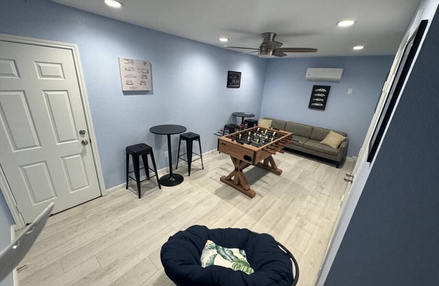 Fresh 3/2 with game room, 1/2 mile to the Boardwalk, golf cart available