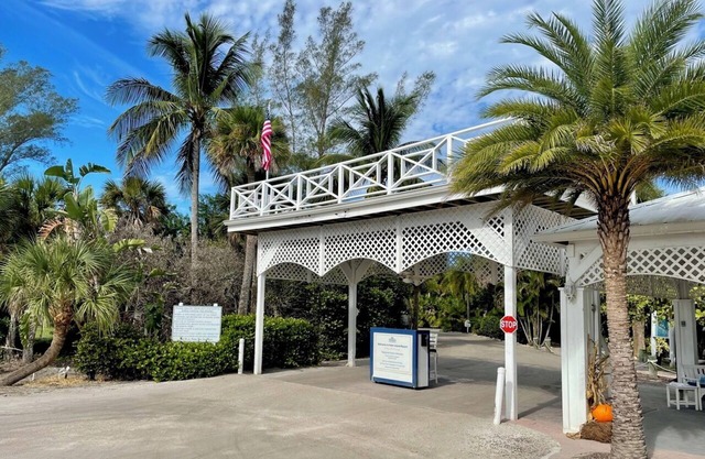 AVAILABLE FOR YOUR WINTER VACATION! Close to Pool and Gulf C2422B