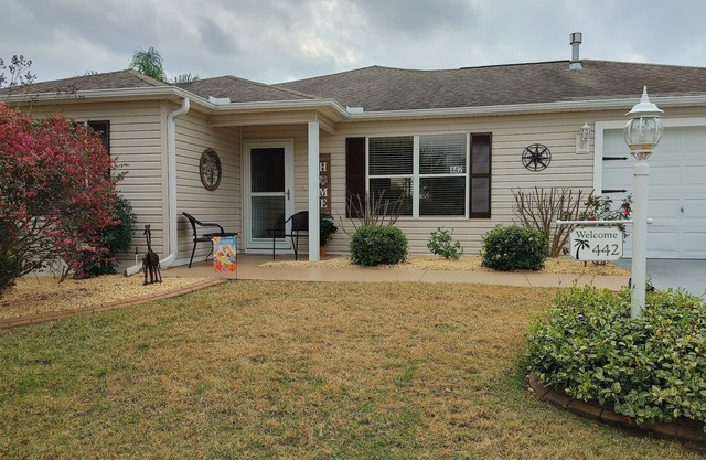 ***Available Now*** Cozy cottage close to Lake Sumter Landing!