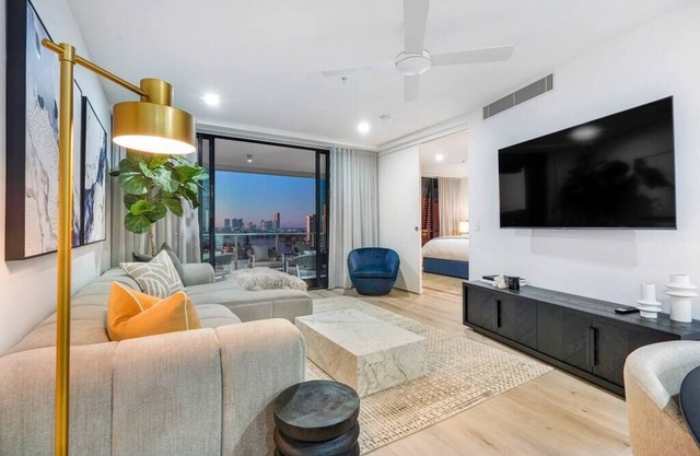 Avalon - 2 Bed Condo Pool, Spa, Steam, Gym, Cinema