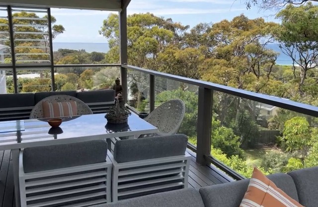 Avalon Beach Vibrant Treehouse mins to village+beach. Pet friendly with yard.