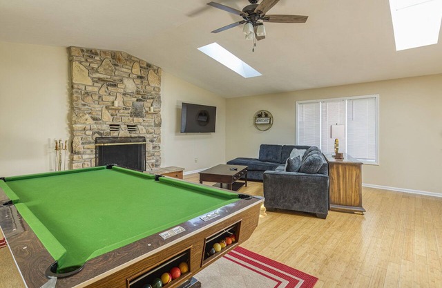 Avery Acres Retreat --Whirlpool & Pool Table--!