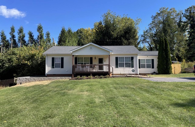 Avery's Creek - 4 Bedroom, 3 Bath Full House Rental with Deck & Hot Tub
