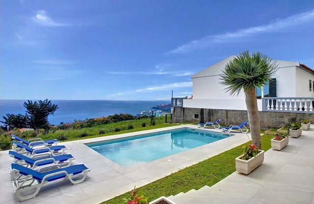 Avocado Villa by LovelyStay