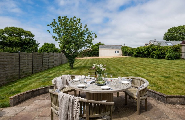 Avon Edge - Family and Dog-Friendly Seaside Escape with Garden, Near Beaches & South West Coast Pat
