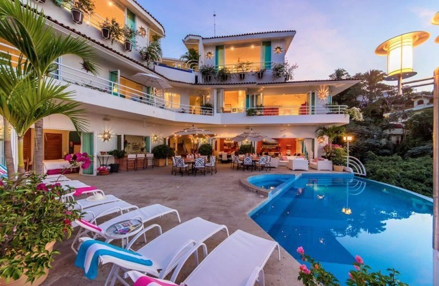 Award Winning Villa, ocean view close downtown, great for big families or groups