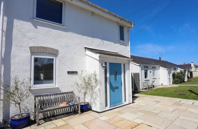 AWEL Y MOR, pet friendly, character holiday cottage in Morfa Nefyn