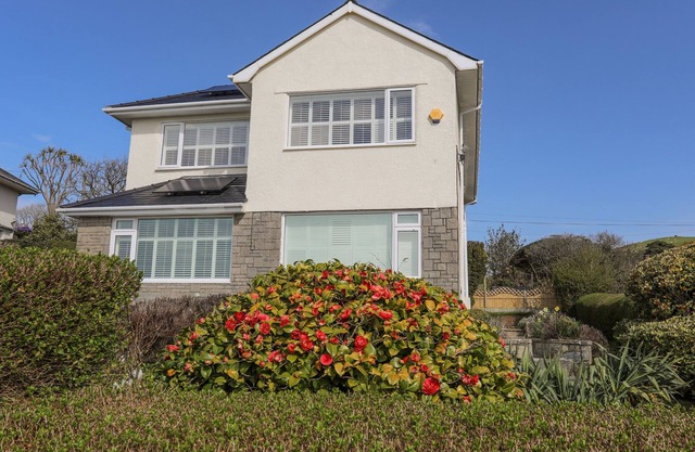 AWELFRYN, pet friendly, character holiday cottage in Criccieth