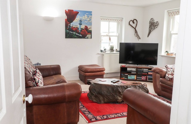 AWEN INGLI, pet friendly, with a garden in Newport, Pembrokeshire