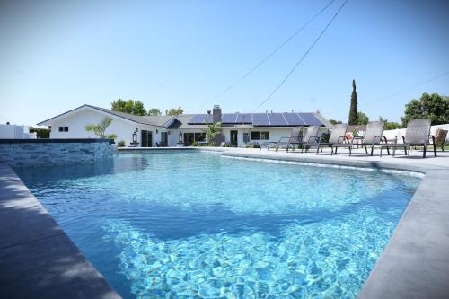 Awesome 5 bedroom 3 bath pool home with in-ground jacuzzi