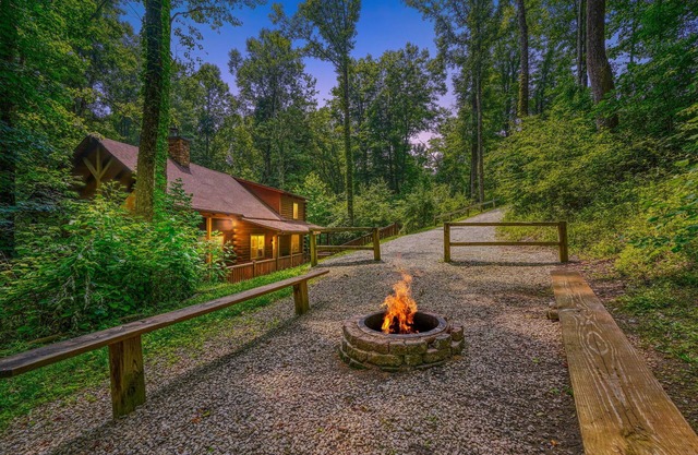 ¡Espectacular casa de campo de 5 habitaciones a solo 1. 5 millas de Old Man's Cave!
