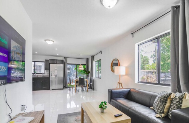 ★Awesome Duplex 3 Bedrooms/2 bathrooms★
