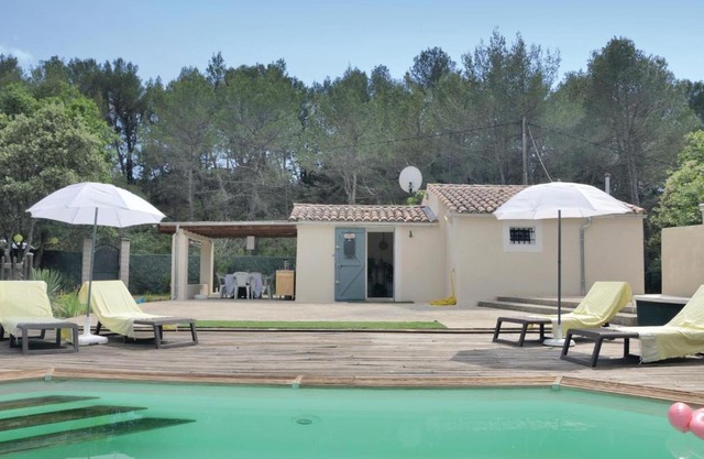 Superbe maison à Pourcieux avec 1 chambre, piscine privée et piscine extérieure