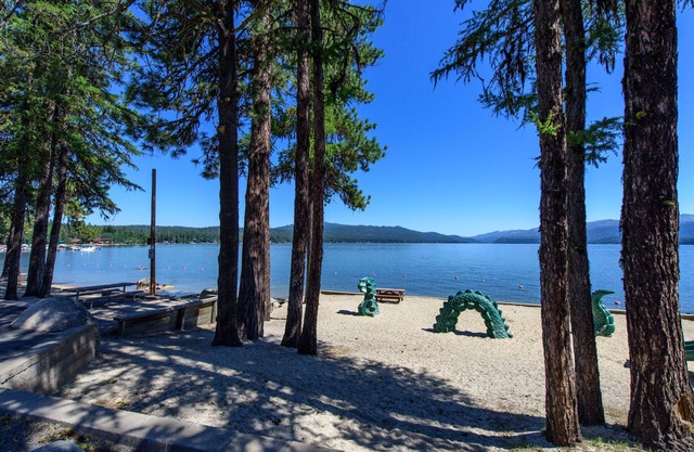IMPRESSIONNANT! NOUVELLE LISTE! Charming Cabin w Hot Tub - Euro Feel, Nr Lake
