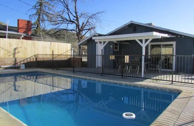 Awesome Heated Pool House in the Kern River Valley