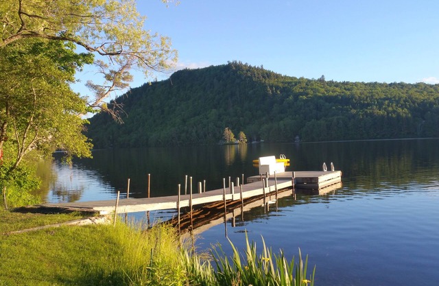 Grande maison unique au bord du lac avec un nouveau bain à remous, une table de billard,