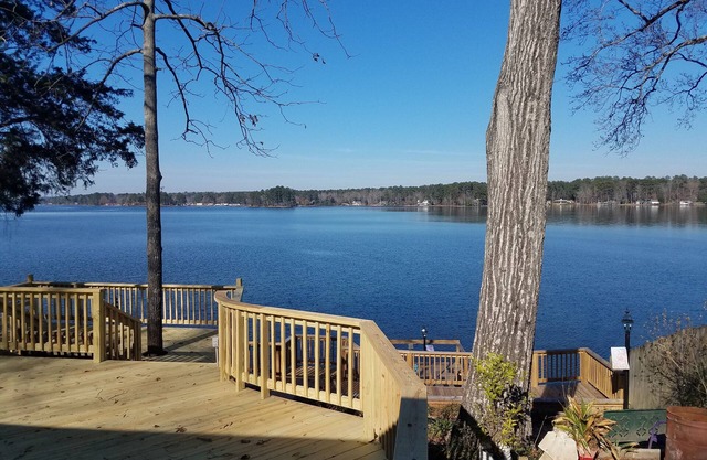 Vue imprenable sur la propriété au bord du lac w / ponts et quai sur le lac Jordan