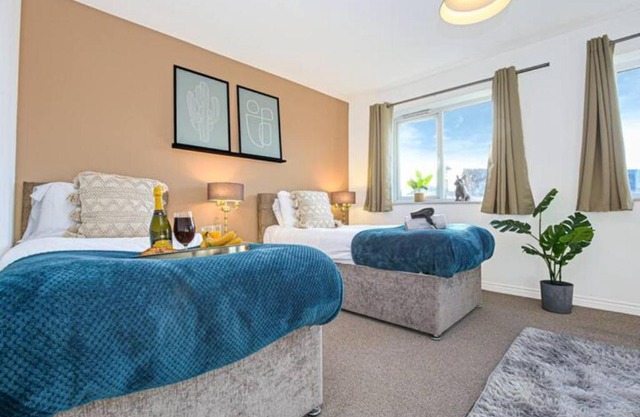 Aylesbury House with Free Parking, Super-Fast Wifi and Smart TV with Netflix by Yoko Property