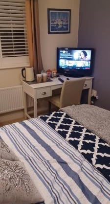 Aylesbury Lovely Double and Single Bedroom with Guest only Bathroom