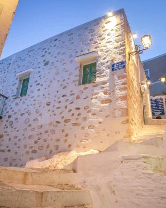 Azura, traditional residence in Ano Syros