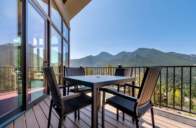 Azure Vista Vacation Home At Windcliff 3 Bedroom Home by Redawning